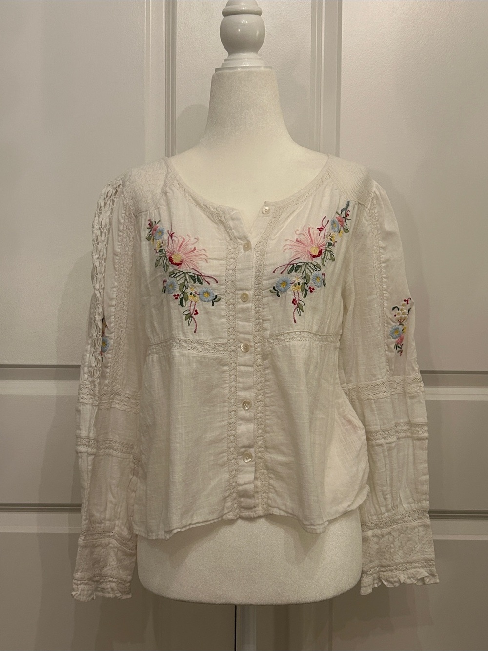 Love Shack Fancy White Embroidered Floral Button-Front Women's Top - Picture 2 of 5